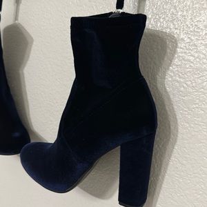 Velvet dark blue size 5.5 in excellent condition